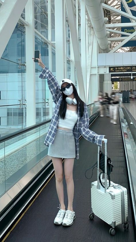 Yn In Airport, Ulzzang Airport Fashion, Ulzzang Airport Girl, Korean Photo Aesthetic, Outfit In Airport, Outfit Ulzzang Girl, Korean Airport Fashion Women, Airport Photos Ideas, Airport Pose