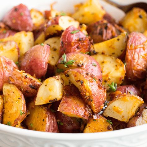 Garlic Parmesan Roasted Red Potatoes are an easy to make side dish that cooks in the oven right alongside your favorite dinners! Parmesan Roasted Red Potatoes, Baked Red Potatoes, Red Potato Recipes, Bread Booze Bacon, Bacon Ranch Potatoes, Parmesan Roasted Potatoes, Roasted Red Potatoes, Dried Basil, Chicken Bake