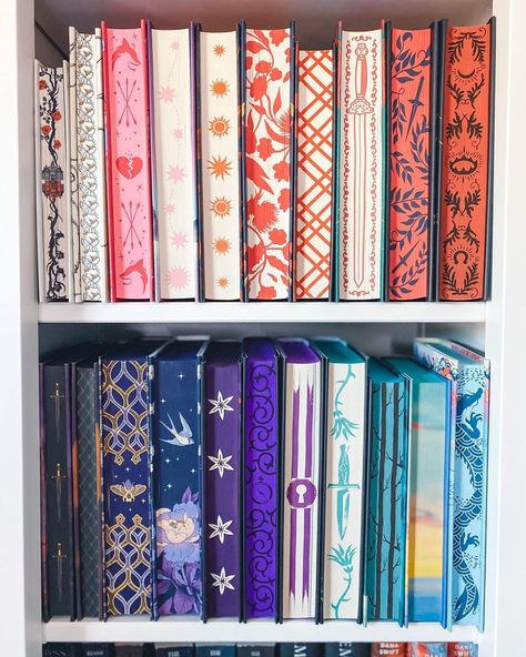 Book Side Painting, Painting Book Pages Edges, Diy Sprayed Edges Books, Painting On Book Edge, Diy Painted Book Edges, Painting Book Page Edges, Stenciled Edges Books, Books With Painted Edges, Book Stenciled Edges