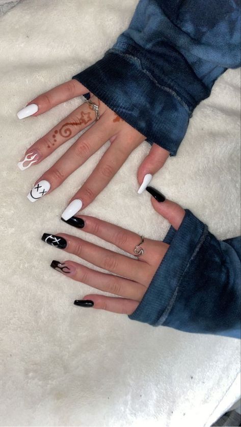 Painted Acrylic Nails, Black And White Nail, Nagellack Trends, Black Acrylic Nails, Hippie Nails, Grunge Nails, White Acrylic Nails, Simple Acrylic Nails, White Nail