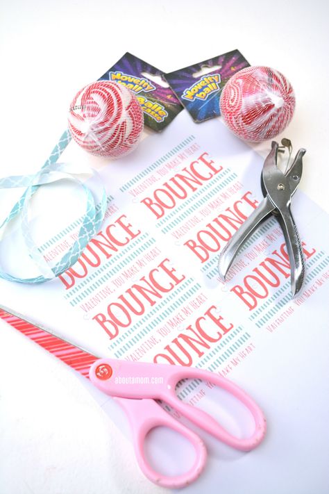 "You Make My Heart Bounce" printable Valentines are so much fun, and kids will enjoy the bouncy ball. They are inexpensive and incredibly simple to make. Bouncy Ball Valentine Printable For Kids, Bouncy Ball Valentine, Valentines Ball, Cute Valentine Sayings, Candy Valentines, Paddle Ball, Printable Valentines Day Cards, Bouncy Ball, Printable Valentines