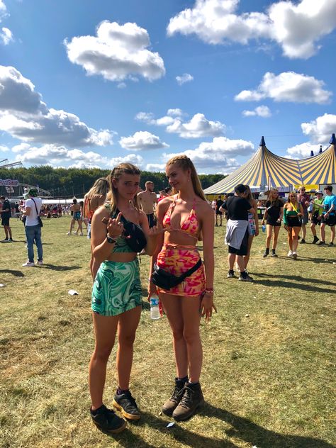 Preppy Music Festival Outfit, Concert Festival Outfit Ideas, Simple Music Festival Outfits, Best Friend Festival Outfits, Retro Concert Outfit, Soundsplash Outfits, Reading Festival Outfit Ideas, Creamfields Festival Outfit, Festival Outfit Reading