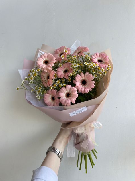 Small Round Bouquet, Cute Flower Bouquets Simple, Simple Bouquet Ideas, Cheap Flower Bouquet Ideas, Bouquet Of Flowers Simple, Simple Flowers Bouquet, Small Pink Bouquet, Small Bouquet Ideas, Gerberas Bouquet