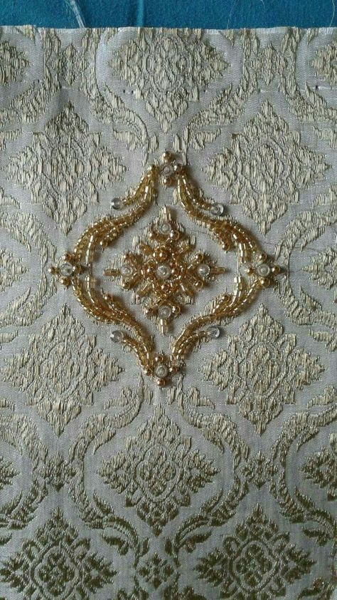 White And Gold Embroidery, Brocade Embroidery, Bordados Tambour, Embroidery Indian, Embroidery Embellishments, Brocade Pattern, Tambour Beading, Gold Work Embroidery, Zardozi Embroidery