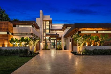 Rumah Moden, Millionaire Homes, Florida Mansion, Million Dollar Listing, Mansion Exterior, Mansion Designs, Dream Mansion, Contemporary Exterior, Modern Mansion