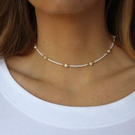 White Choker Necklace, قلادات متدلية, White Choker, Beaded Necklace Diy, Bracelets Diy, Necklace White, Necklace Beaded, White Necklace, Precious Jewelry