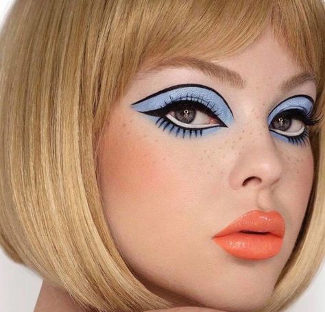 Ariana Grande Sparked The Comeback Of The Mod Makeup Trend Mod Makeup, 1960s Makeup, Editorial Make-up, Vintage Makeup Looks, Haus Laboratories, 60s Makeup, 70s Makeup, Blonde Bob Wig, Retro Makeup