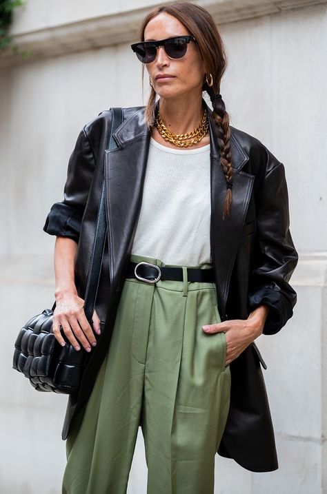 Leather blazer trend 2019: oversized blazer worn with khaki trousers and a white tee Trent Coat, Black Leather Blazer, Khaki Trousers, Autumn Trends, Leather Blazer Jacket, Plain Outfits, Style Blazer, Leather Jacket Outfits, Easy Style