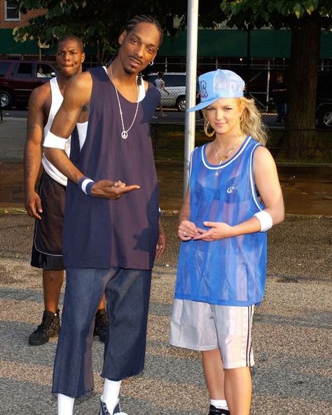 The Dreamers Club on Instagram: “Britney Spears and Snoop Dogg on set of Britney's music video for "Outrageous" 2004” Basketball Shorts Outfit, Chica Hip Hop, Britney Spears Costume, Look Hip Hop, Basketball Jersey Outfit, Britney Spears Outfits, Paparazzi Pics, Looks Hip Hop, Kostuum Halloween