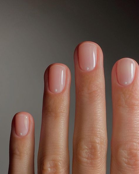 Trending Nail Polish Colors, Clear Nail Designs, Natural Nails Manicure, Milky Nails, Subtle Nails, Transparent Nails, Nail Polish Trends, Clear Nails, Minimalist Nails