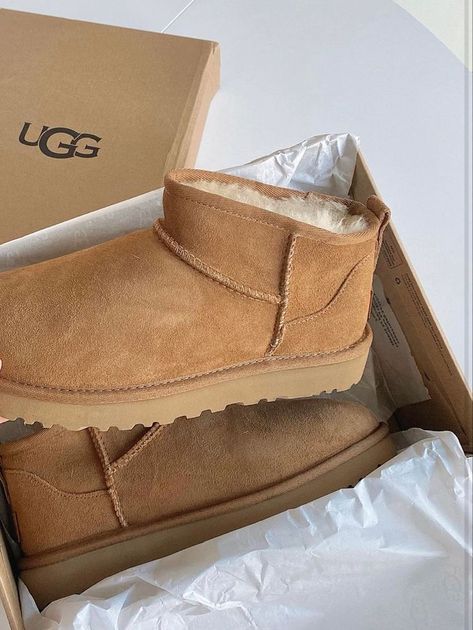 Skor Sneakers Nike, Buty Ugg, Cute Uggs, Stile Blair Waldorf, Skor Sneakers, Trendy Shoes Sneakers, Dr Shoes, Preppy Shoes, Pretty Shoes Sneakers