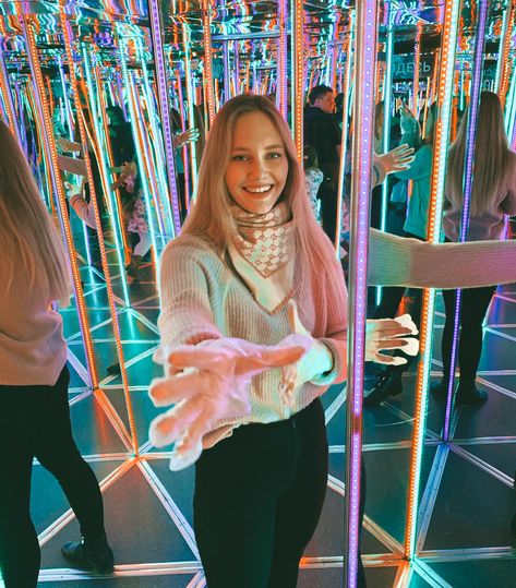 Mirror Maze Photoshoot, Mirror Maze, Photo Hacks, Pic Poses, Chicago Photos, Family Photoshoot, Fashion Poses, Picture Poses, Aesthetic Clothes