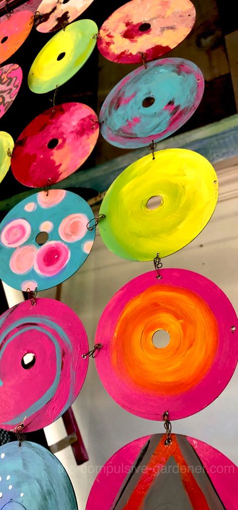 Craft Projects Using Old Cds, Recycled Art Painting, Crafts With Dvds Old Cds, Upcycle Old Cds, Things To Do With Cds Diy, Garden Decor Diy Recycle Yard Art, Art Projects Using Old Cds, Upcycling School Project, Art With Old Cds