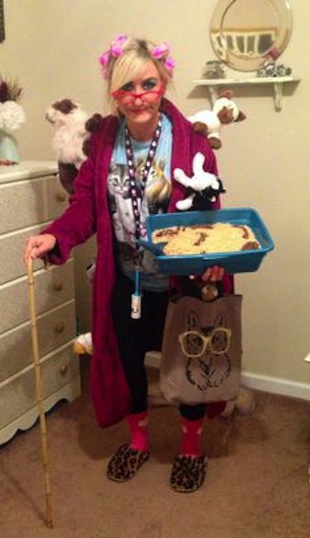 Crazy Cat Lady Halloween Costume, Crazy Cat Lady Halloween, Cat Lady Costume, Crazy Cat Lady Costume, Crazy Halloween Costumes, Meme Costume, Creative Halloween Costumes Diy, Old Lady Costume, Kostum Halloween