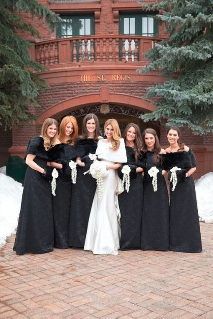 6 hand muffs ideas for a winter wedding - Wedding fashion - Forum Weddingwire.ca Dresses With Fur Shawl, Dresses With Fur, Fur Stole Wedding, Winter Wedding Fur, Winter Wedding Bridesmaids, Hand Muffs, Winter Wedding Planning, Bridal Fur, Black Bridesmaid