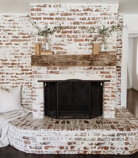 1,953 Likes, 116 Comments - Nelly Friedel (@nellyfriedel) on Instagram: “I'm loving the simplicity of this fireplace. Ugh...I just can't get enough of this space friends. I…” Farmhouse Fireplace Ideas, Rustic Farmhouse Fireplace, Farmhouse Fireplace, Decor Ikea, Appartement Design, Living Room Design Decor, Flipping Houses, Living Room Remodel, Brick Fireplace