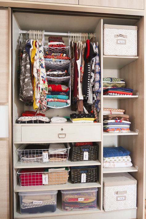 Easy Wardrobe Organisation, Wardrobe Inside Organisation, Wardrobe Small Design, Cupboard Small Bedroom, Interior Wardrobe Design Ideas, Wodrob Organization Idea, Inside Of Cupboards Bedroom, Easy Wardrobe Ideas, Dress Cupboard Ideas