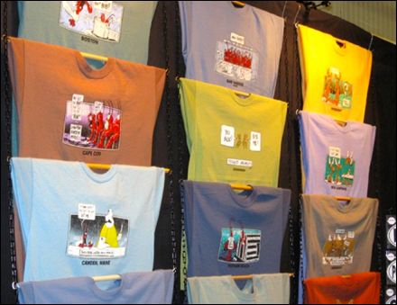 Rod and Chain T-Shirt Display Concert Tshirt Display, Conference Merch, Visual Installation, Brewery Decor, T Shirt Display, Shirt Displays, Gift Shop Displays, Vendor Booth Display, T Shirt Frame