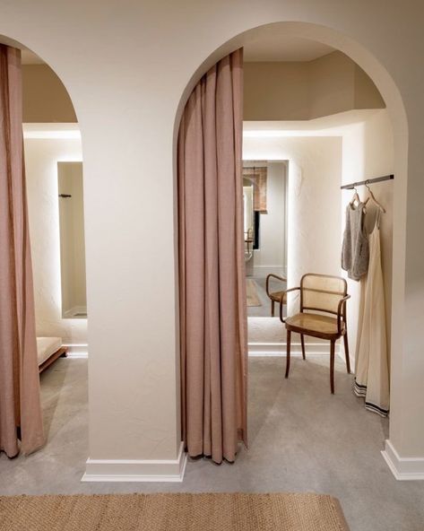 changing rooms that feels like home Lit Mirrors, Butik Design, Arched Doorway, Fitting Rooms, Rose Curtains, Clothing Store Interior, Clothing Store Design, Luxury Decoration, Store Design Boutique