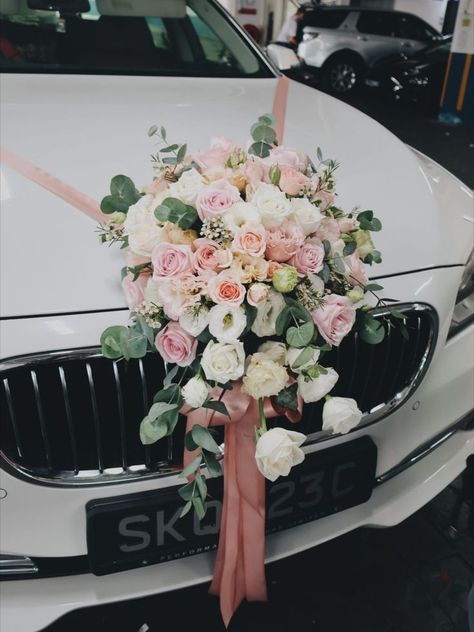 Proposal Flower Arrangements, Flowers For Wedding Car, Car Floral Decoration Wedding, Decorating Car For Wedding, Classic Car Wedding Decorations, Floral Car Decor, Bridal Car Bouquet, Wedding Car Decorations Ideas Simple, Car Decor For Wedding