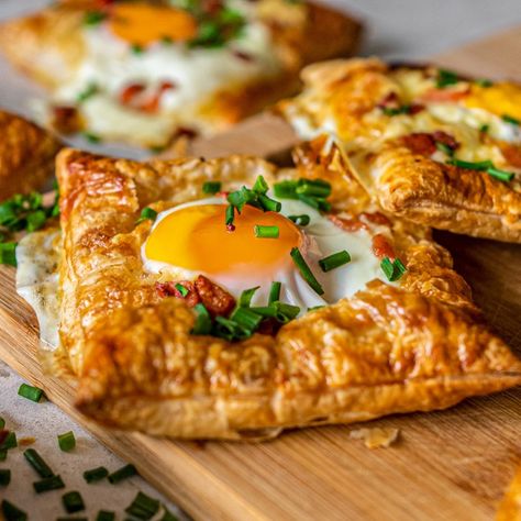 Upside Down Puff Pastry Appetizers, Puff Pastry Egg Tart, Breakfast Puff Pastry, Flaky Pastry Recipe, Puff Pastry Breakfast, Breakfast Tarts, Pastry Breakfast, Breakfast Tart, Breakfast Pie