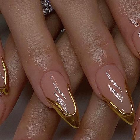 Yoko • ClawsxCollxtion on Instagram‎: "gold gold baby 𐙚˙⋆.˚ ᡣ𐭩  。 @apresnailofficial @dndgel  @daily_charme   #nails #naildesigns #nailinspo #nailart #nailtutorial #nailtrend #goldnails #frenchnails #3dnails"‎ Pearl Gold Nails, 3d Gold Nails, Gold Outline Nails, Gold And Pearl Nails, Nails For Gold Dress, Gold Toenails, Gold Nails Aesthetic, Gold Charm Nails, Gold 3d Nails