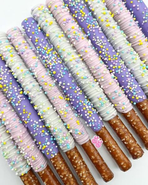 Chocolate Dipped Pretzel Rods, Graduation Treats, Chocolate Covered Pretzel Rods, Treat Table, Chocolate Dipped Pretzels, Purple Food, Baby Shower Purple, Pretzel Dip, Pretzel Rods