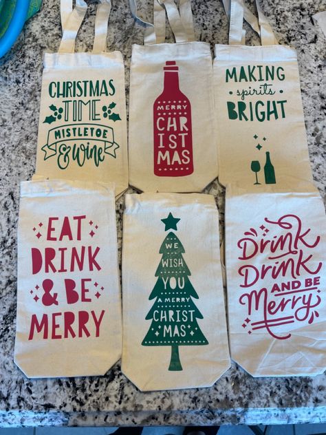 Wine Bags Ideas Christmas, Holiday Wine Bags, Wine Bags Ideas, Wine Bag Diy, Diy Christmas Canvas, Christmas Wine Bags, Canvas Wine Bag, Cricut Christmas Ideas, Wine Bottle Gift Bag