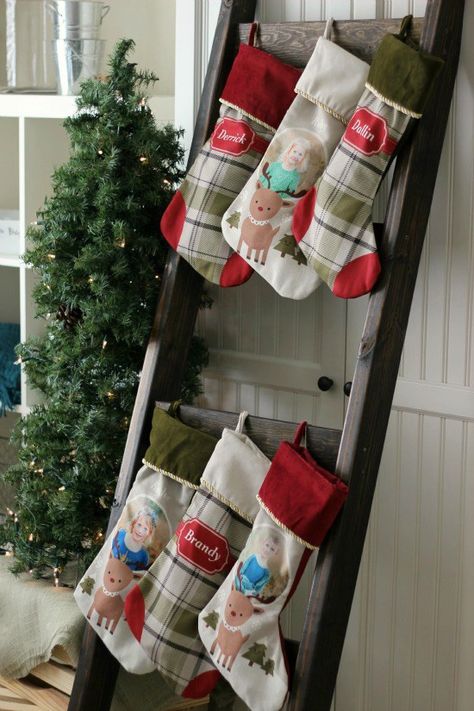 DIY Stocking Ladder Stocking Ladder, Diy Stocking Holder, Wooden Blanket Ladder, Diy Stocking, Hanging Christmas Stockings, Quilt Ladder, Old Ladder, Diy Stockings, Diy Blanket Ladder