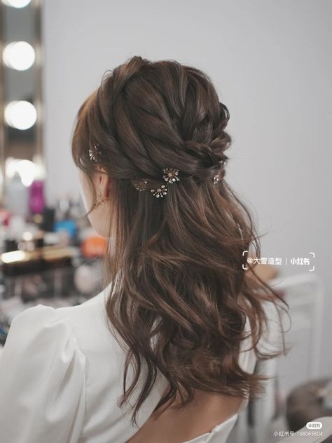 Half Hair Up Bride, Hairstyle For Prom Medium Length, Half Up Do Medium Hair, Halfdo Hairstyles Weddings, Korean Hairstyle Wedding Bridal Hair, Prom Hairstyles Asian Hair, Asian Hair Wedding Styles, Korean Hairdo Wedding, Korean Hairstyle Wedding