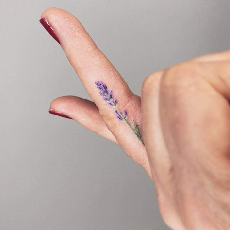 36 Gorgeous flower tattoo designs & Ideas - Inspired Beauty Flower Around Finger Tattoo, Finger Lavender Tattoo, Faded Finger Tattoos For Women, Lilac Finger Tattoo, Finger Color Tattoo, Amethyst Tattoo Small, Thumb Tattoos Side Flower, Small Flower Tattoos Finger, Watercolor Finger Tattoo