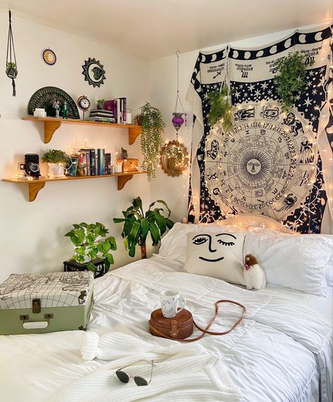 Cute bedroom with plants and tapestry Bedroom With Plants, French Country Bedroom, Bedroom Tapestry, Small House Exteriors, Cute Bedroom, Cheap Farmhouse Decor, Minimalist Home Interior, Tapestry Bedroom, Classic Home Decor