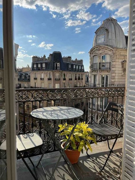 Francia Aesthetic, French Apartment Aesthetic, Paris Apartment Aesthetic, Balcony In Paris, Small Paris Apartment, Paris Apartment Interiors, Paris Airbnb, European Apartment, Paris Loft