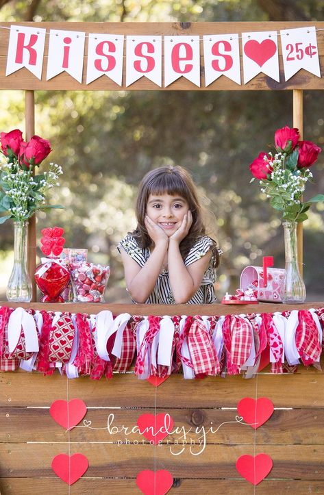 Kissing Booth Mini Session, Valentines Day Kissing Booth, Valentine Mini Session Outdoor, Valentines Day Mini Session Outdoors, Kissing Booth Photoshoot, Valentines Day Photobooth, Valentines Day Photography, Valentines Minis, Photoshoot Decor