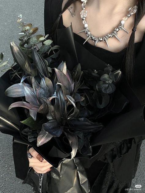 Grunge Bouquet, Dark Academia Bouquet, Dark Flowers Aesthetic, Elegant Goth Aesthetic, Flowers Dark Aesthetic, Goth Floral Arrangements, Black Flowers Aesthetic, Goth Flower Bouquet, Flower Bouquet Dark