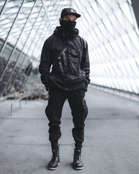 Do you feel people think different about you, if you wear techwear related clothing? 🤔 As always let's have a nice small chat in the… Mens Techwear, Cyberpunk Streetwear, Tech Clothing, Techwear Streetwear, Black Outfit Men, Techwear Outfits, Tech Wear Fashion, Badass Outfit, Techwear Fashion