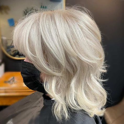 Cool Hairstyles Wolfcut, Wolfcut Blonde Hair Short, Wolfcut From Behind, Blonde Wolfcut Short, Wolfcut Blonde Hair, Short Wavy Wolfcut, Short Hairstyle For Wavy Hair, Layers Haircut For Short Hair, Short Hair Cuts Blonde