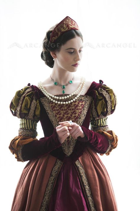 Tudor Fashion Women, Moda Medieval, Tudor Dress, Tudor Fashion, Medieval Woman, Fantasy Dresses, Gambar Figur, Medieval Dress, Medieval Clothing