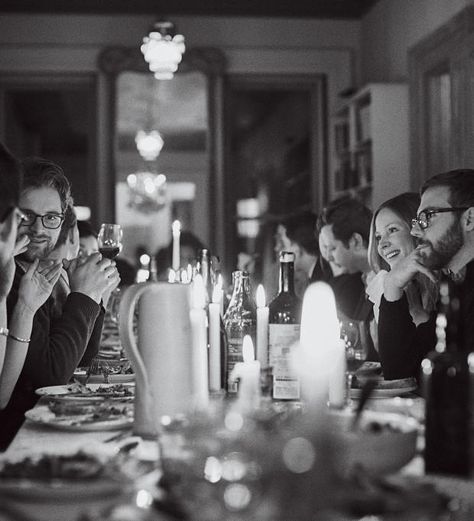 3 Pieces of Solid Dinner Party Advice from People Who Throw a Lot of Them photo Pizza Dinner Party, Dinner Party Style, Dinner Club, Party Photoshoot, Dinner Event, Cocktail Dinner, Dinner Party Recipes, Party Photography, Party People