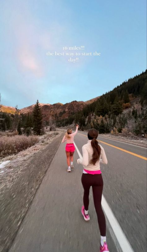 Running Aethstetic, How To Fuel For A Half Marathon, Running With Friends Aesthetic, Running In The Winter, Bright Workout Outfits, Winter Running Outfit Aesthetic, Laufen Aesthetic, Friends Running Aesthetic, Running Besties