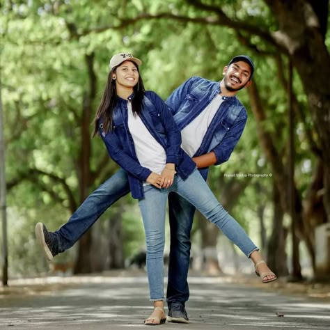 Photoshoot Idea For Couples, Couple Cool Photo Ideas, Pre Shoot Poses, Photoshoot Outside Poses, Couple Poses Ideas Photoshoot, Photo Pose For Couples, Pre Wedding Couple Poses Photography, Couple Pose Outdoor, Couple Pic Ideas Photo Poses