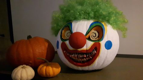 Clown Carved Pumpkin, Clown Painted Pumpkin, Clown Pumpkin Painting, Pumpkin Carving Alternatives, Clown Pumpkin, Pumpkin Clown, Calabaza Halloween, Real Pumpkins, Decorating Halloween