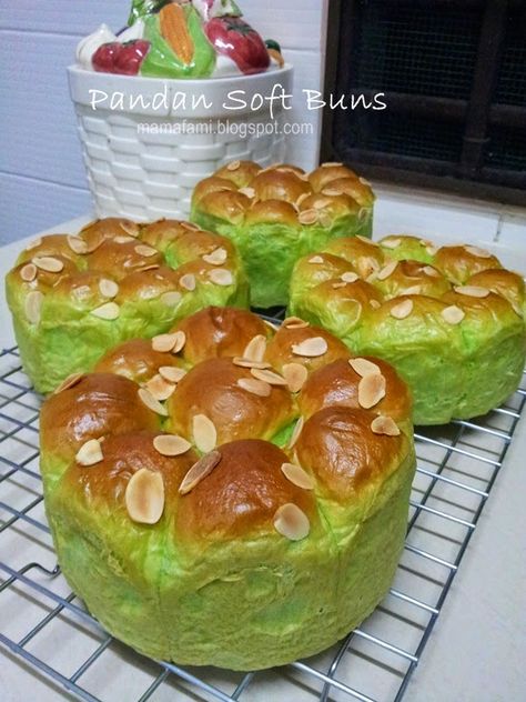 MamaFaMi's Spice n Splendour: Pandan Soft Buns Brioche, Essen, Thermomix, Asian Bread Recipe, Soft Bread Recipe, Roti Sobek, Lemon Bread Recipes, Resepi Roti, Roti Bread