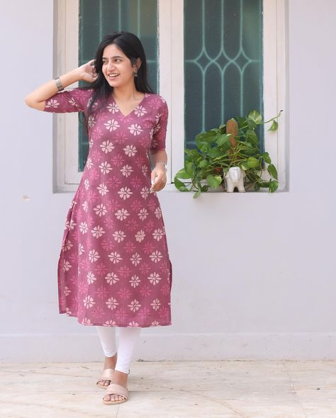 Daily Wear Cotton Kurti Designs, Kurti Daily Wear, Cotton Kurti Stitching Ideas, Color Neck Design, Cotton Kurti Designs For Stitching, Chudidar Designs Cotton, New Style Neck Design For Kurti, Chudi Designs, Long Kurta Designs