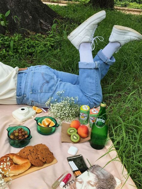 If you're loving the picnic aesthetic and are looking for summer photoshoot ideas then check out these picnic aesthetic photoshoot ideas and photos #picnicaesthetic #photoshootideas #picnic Picnic Aesthetic, Picnic Inspiration, Picnic Date, Perfect Picnic, Picnic Time, Picnic Food, Summer Bucket Lists, Summer Picnic, A Blanket