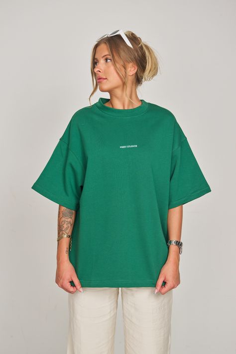 Green Oversized Tshirt, Oversize Tshirt Outfits, Shirt Oversize, Green Tee, Oversize T Shirt, T Shirt Oversize, Green T Shirt, Green Tshirt, Tshirt Outfits