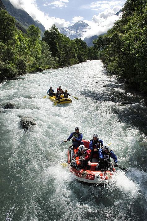 Naturally, our number one choice is the Snake River. Where else can you enjoy the exhilaration of whitewater rafting while also taking in some of the most stunning scenery in the United States? Forests, mountains, and a variety of wildlife make whitewater rafting on the Snake River a must for visitors to Jackson Hole. Friend Zone, Extreme Adventure, Water Rafting, Adventure Aesthetic, Whitewater Rafting, River Rafting, Adventure Sports, White Water Rafting, Summer Bucket Lists