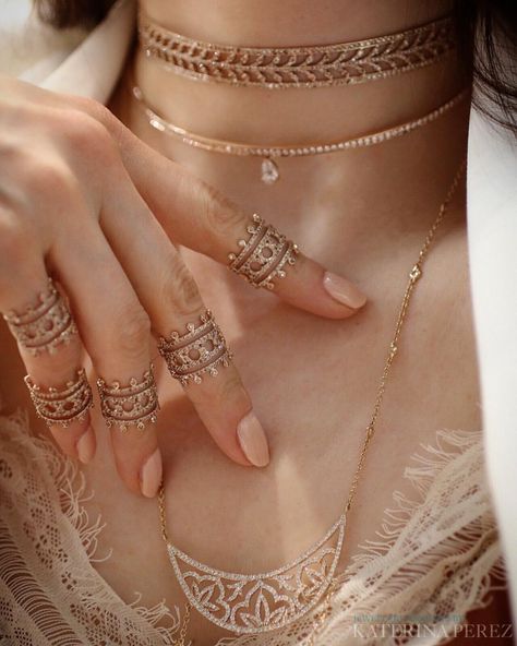 KATERINA’S JEWELLERY REVIEWS no Instagram: “@noudarjewels Henna collection sparkles at #Cannel2017. I love the concept of midi rings, how about you? #midirings #noudar…��” خواتم خطوبة, Unique Bridal Jewelry, Pretty Jewelry Necklaces, Jewelry Editorial, Fancy Jewellery Designs, Jewelry Set Design, Gold Rings Fashion, Indian Jewelry Sets, Jewelry Design Earrings