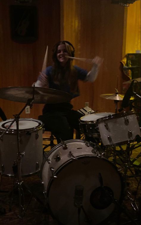 Drums Girl, Female Drummer, Rockstar Aesthetic, Vejle, Garage Band, How To Play Drums, Music Mood, Music Aesthetic, Drum Set