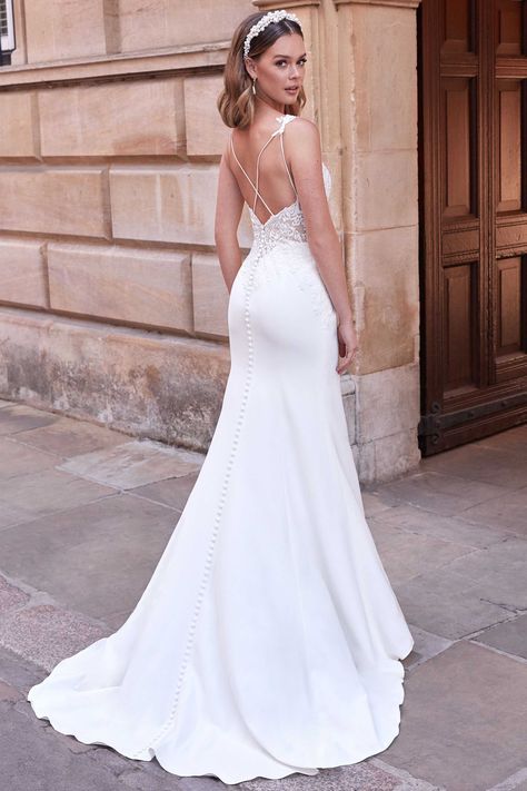 Justin Alexander Bridal, Justin Alexander Wedding Dress, Wedding Dress Low Back, Minimal Wedding Dress, Utah Wedding Dress, Modest Bridal, London Bride, Justin Alexander, Wedding Dress Shoes